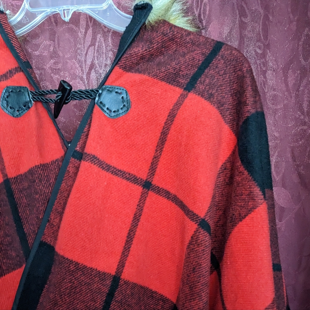 Hooded buffalo plaid symmetrical cape poncho red and black checkered - Picture 6 of 15